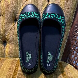 Emily Bat Flats – Size 11 – Green & Black Bat Print